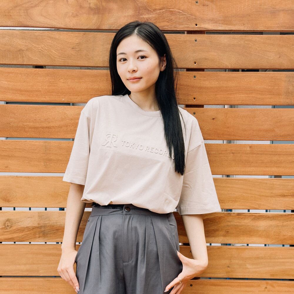 エンボスロゴTシャツ-ベージュ